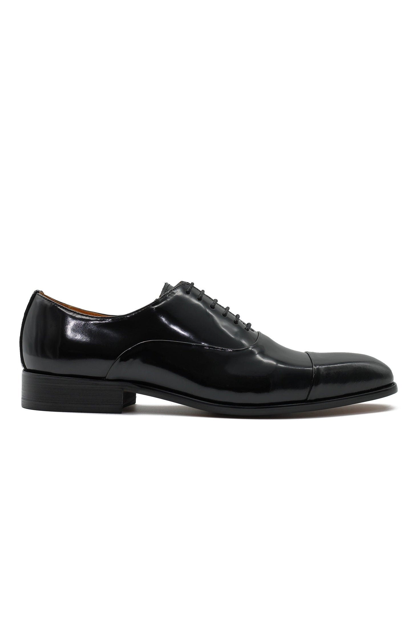 TOE CAP OXFORDS IN BLACK PATENT LEATHER