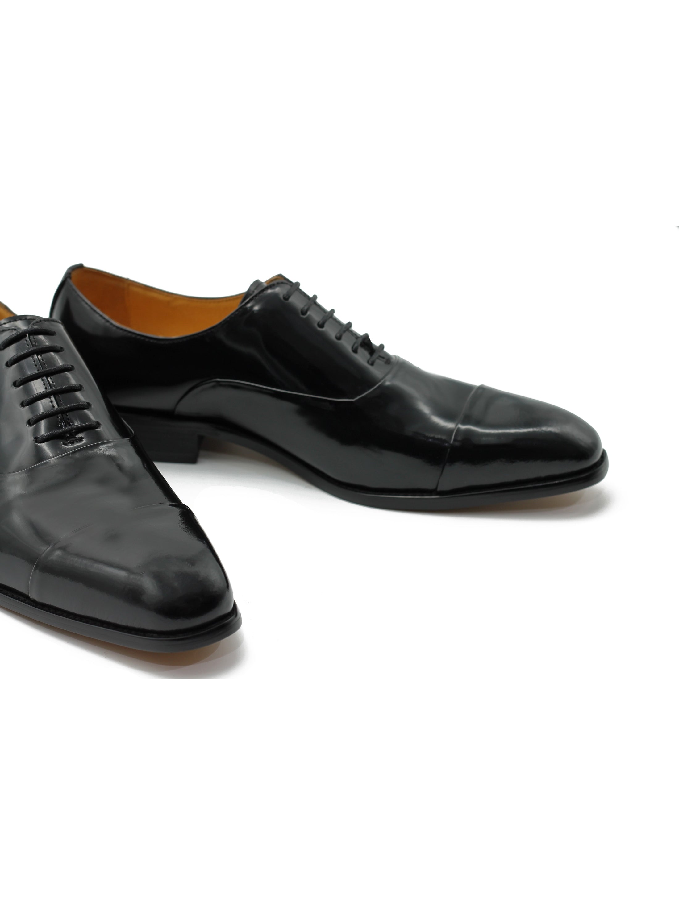 TOE CAP OXFORDS IN BLACK PATENT LEATHER