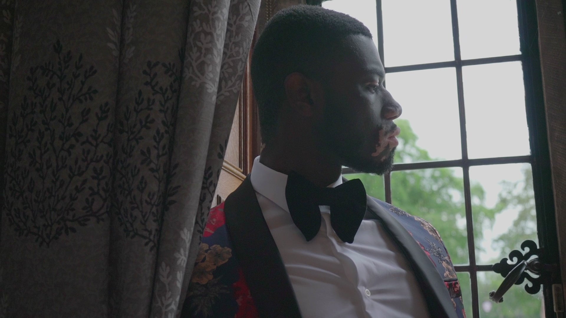 Veste de smoking rouge marine à fleurs floquées