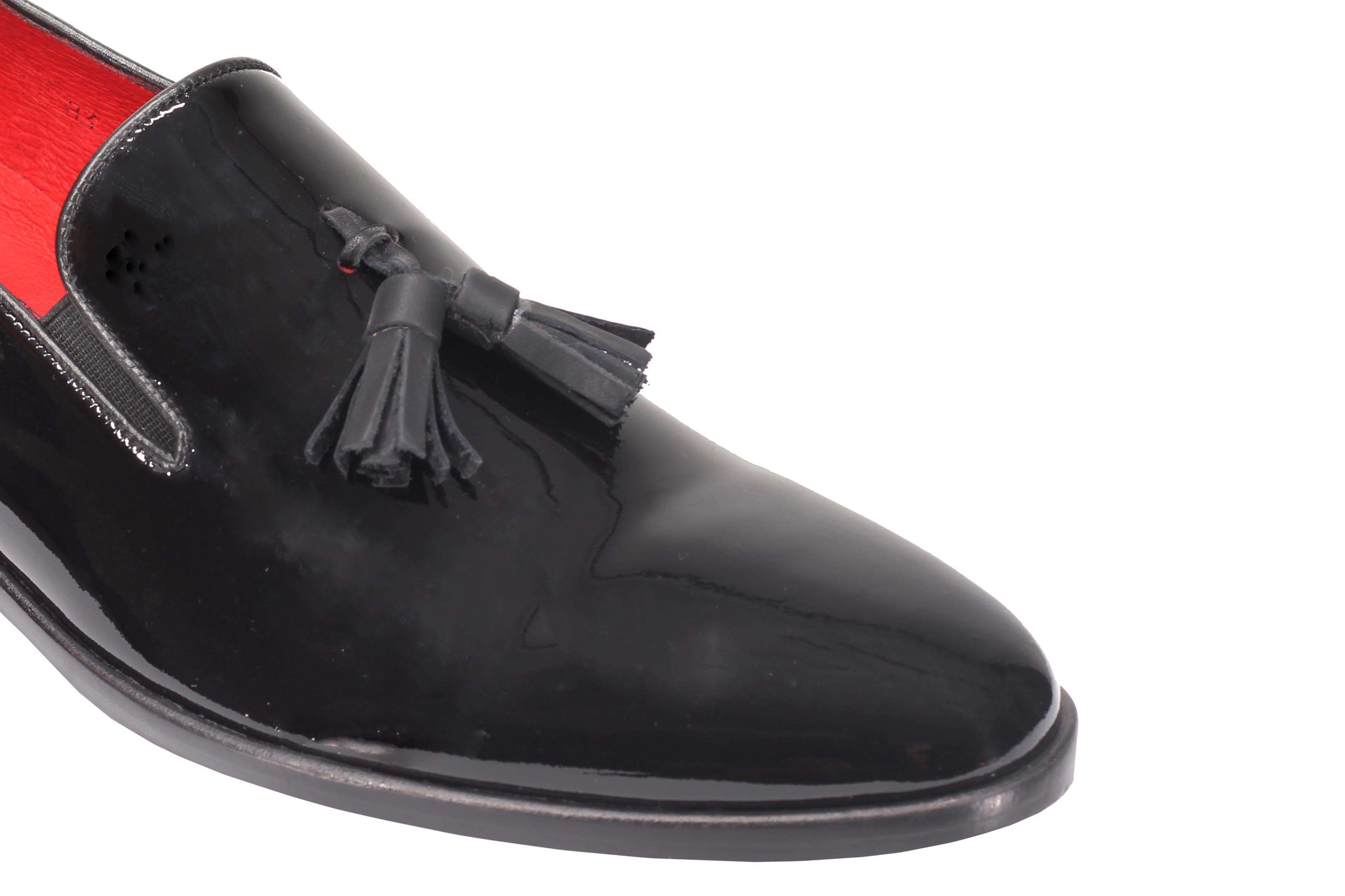 SHINY LEATHER TASSEL LOAFER IN BLACK
