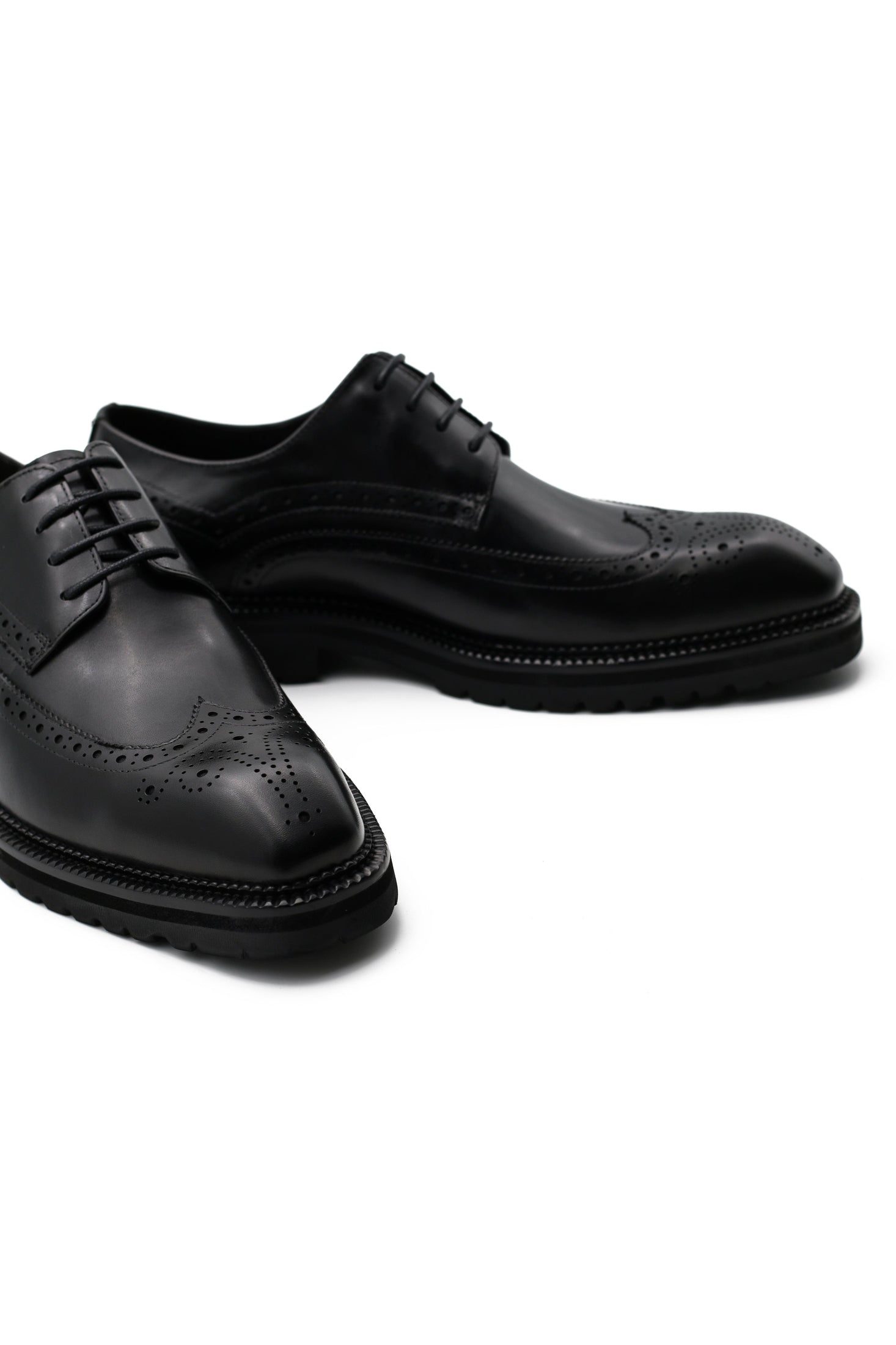 BLACK LEATHER DERBY LACE-UP SEMI BROGUE SHOES