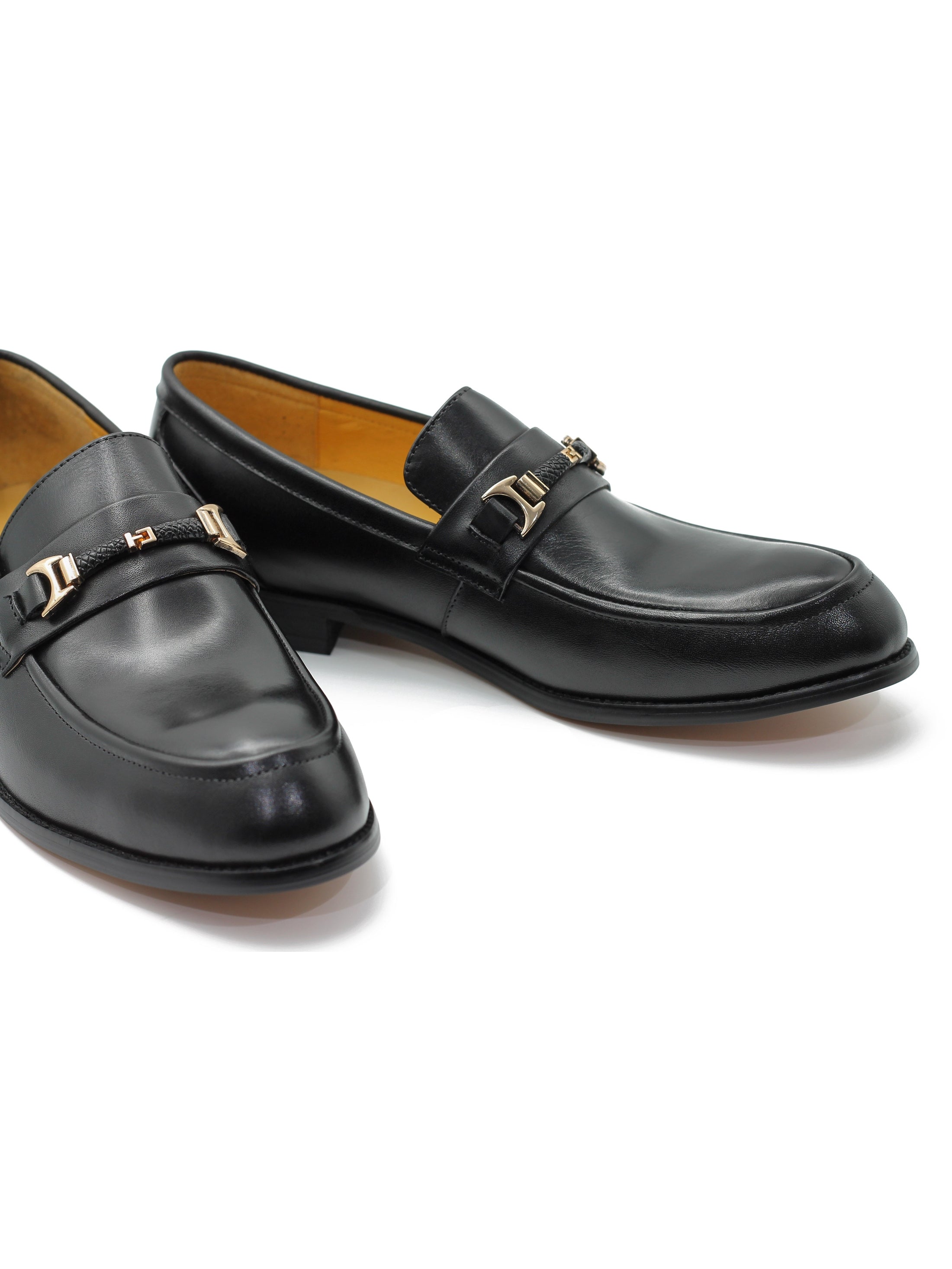 ORNAMENT BUCKLE LOAFERS IN BLACK