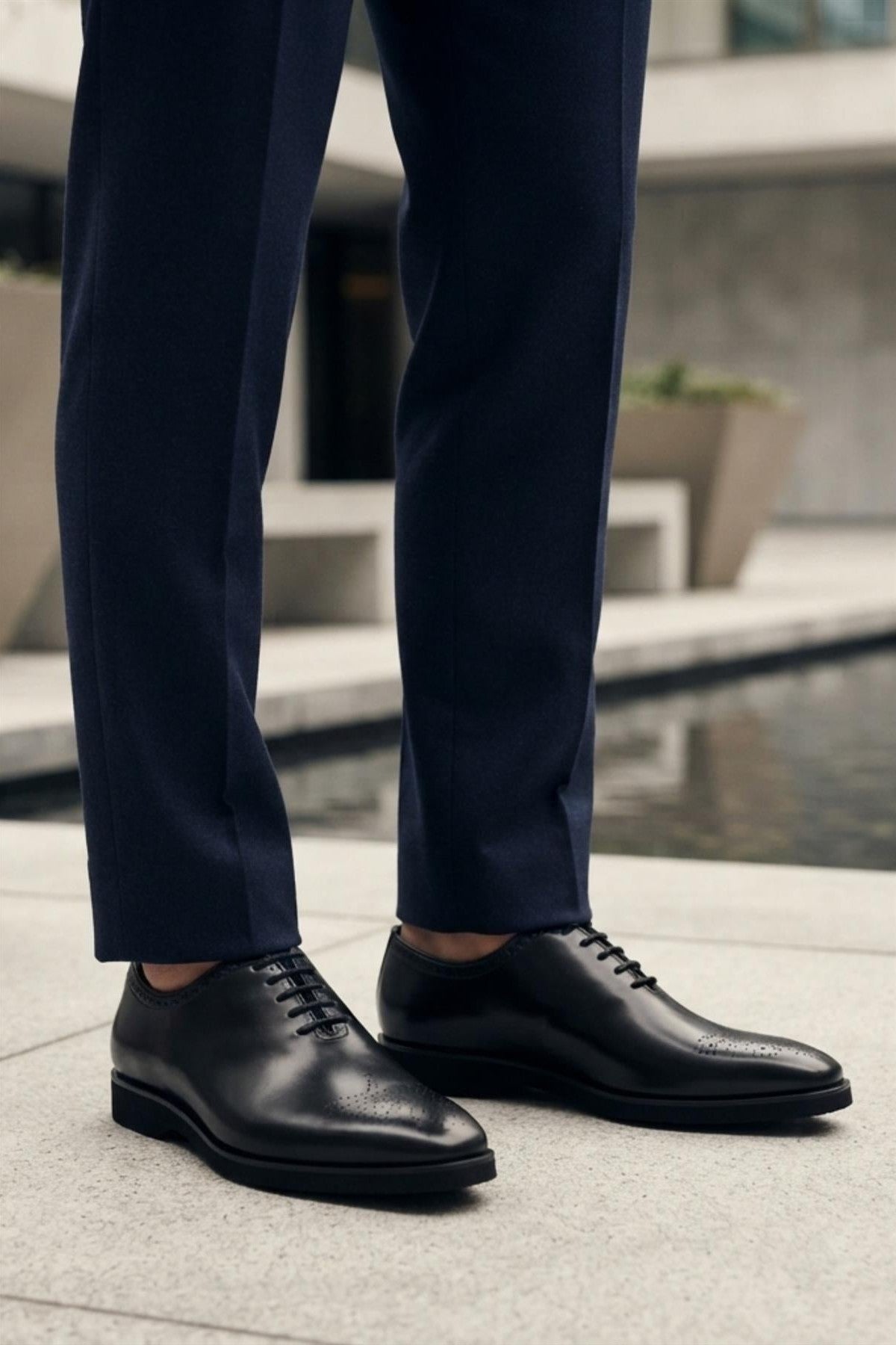 Men's Black Faux Leather Whole-Cut Oxford Brogue Shoes