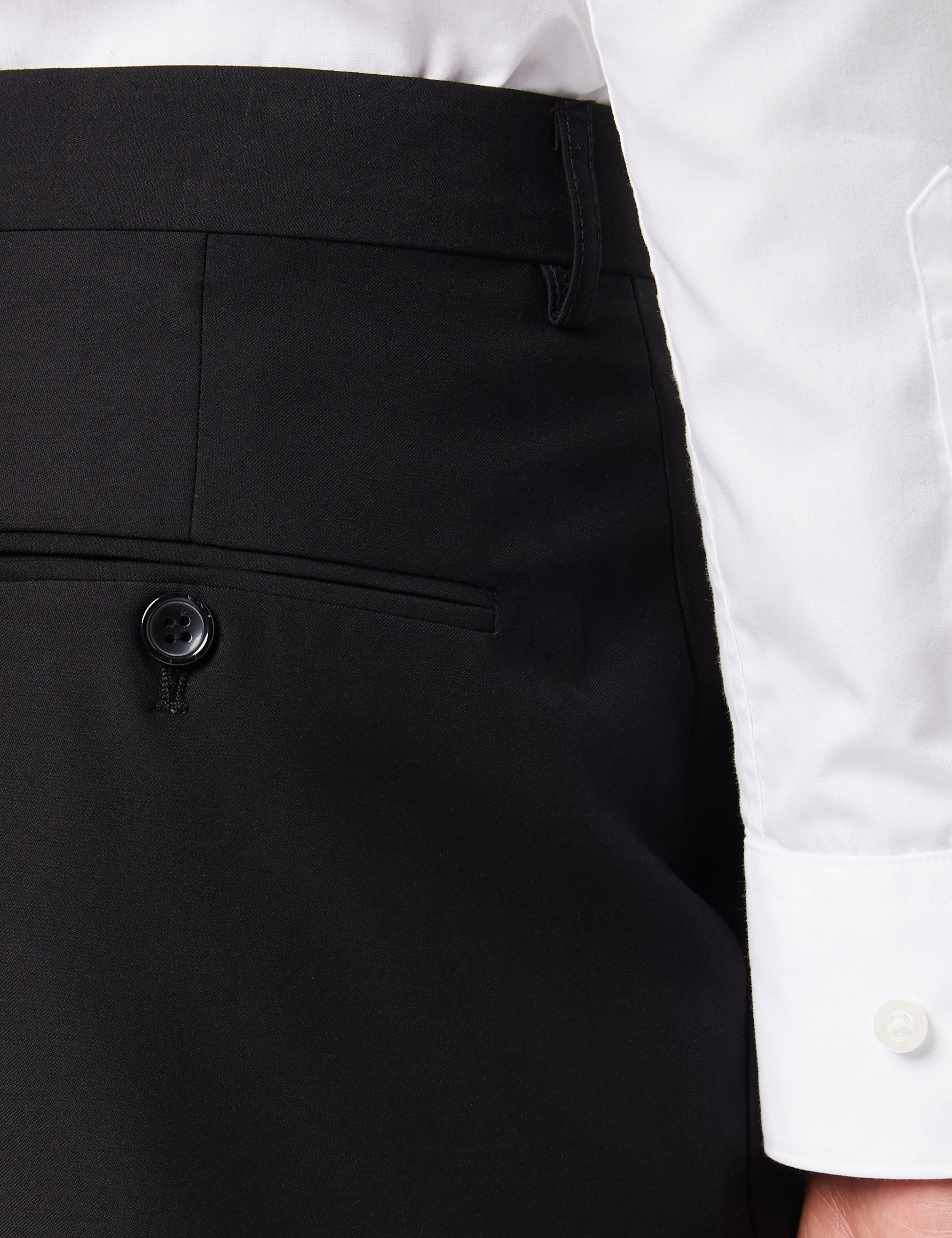 ZWEIREIHIGER ANZUG MIT GOLDKNOPF IN SCHWARZ